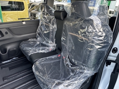 新型セレナ(ニッサン)見本展示車有り 後席内装