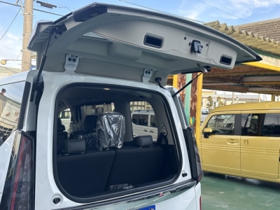 新型セレナ(ニッサン)見本展示車有り 内外装写真他１