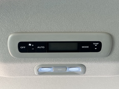 新型セレナ(ニッサン)見本展示車有り 内外装写真他２