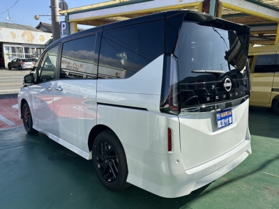 新型セレナ(ニッサン)見本展示車有り 後方