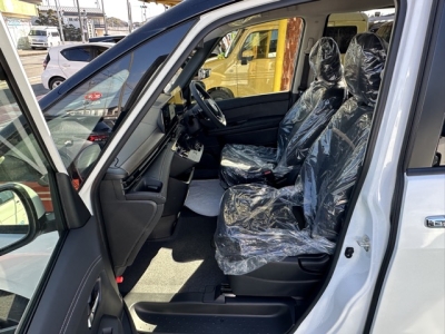 新型セレナ(ニッサン)見本展示車有り 前席内装