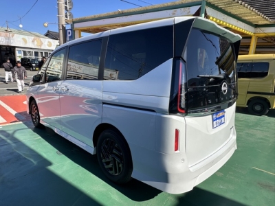 新型セレナ(ニッサン)見本展示車有り 後方