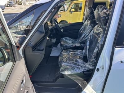 新型セレナ(ニッサン)見本展示車有り 前席内装