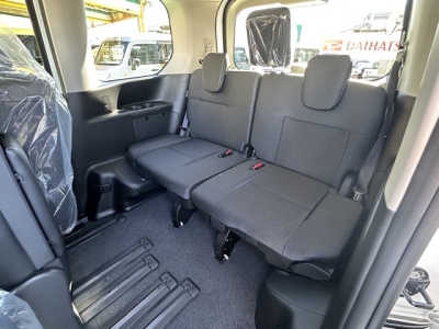 新型セレナ(ニッサン)見本展示車有り 後席から見た前席