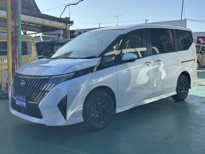 新型セレナ(ニッサン)見本展示車有り 前方