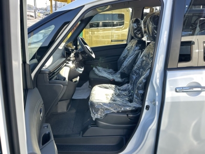 新型セレナ(ニッサン)見本展示車有り 前席内装