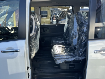 新型セレナ(ニッサン)見本展示車有り 後席内装