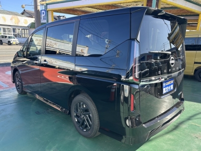 新型セレナ(ニッサン)見本展示車有り 後方