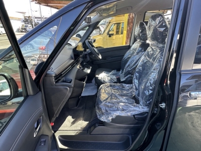 新型セレナ(ニッサン)見本展示車有り 前席内装