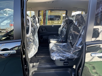 新型セレナ(ニッサン)見本展示車有り 後席内装