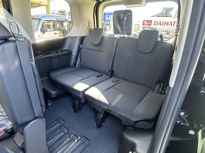 新型セレナ(ニッサン)見本展示車有り 後席から見た前席