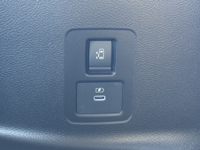 新型セレナ(ニッサン)見本展示車有り 内外装写真他２