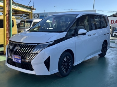 新型セレナ(ニッサン)見本展示車有り 前方