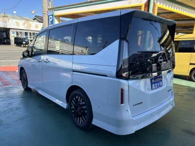 新型セレナ(ニッサン)見本展示車有り 後方