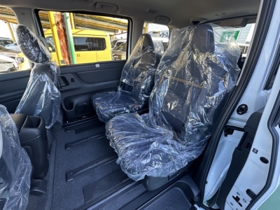 新型セレナ(ニッサン)見本展示車有り 後席内装