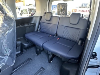 新型セレナ(ニッサン)見本展示車有り 後席から見た前席