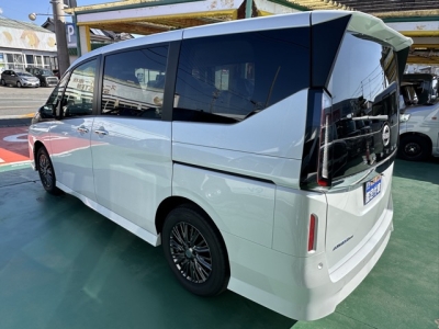 新型セレナ(ニッサン)見本展示車有り 後方