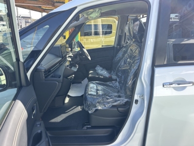 新型セレナ(ニッサン)見本展示車有り 前席内装