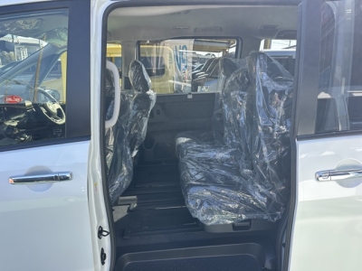 新型セレナ(ニッサン)見本展示車有り 後席内装