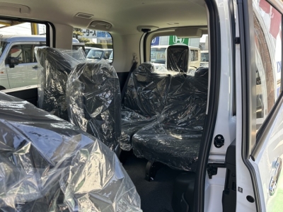 新型セレナ(ニッサン)見本展示車有り 後席から見た前席