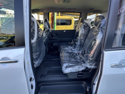 新型セレナ(ニッサン)見本展示車有り 後席内装