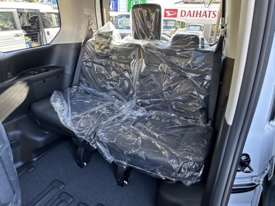 新型セレナ(ニッサン)見本展示車有り 後席から見た前席