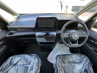 新型セレナ(ニッサン)見本展示車有り 内外装写真