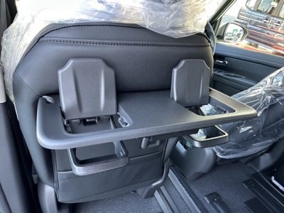 新型セレナ(ニッサン)見本展示車有り 内外装写真他１