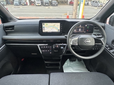 サクラ(ニッサン)ディーラ-試乗車 後席から見た前席