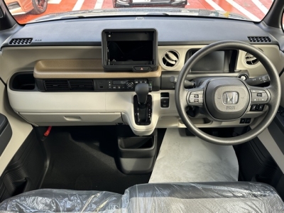 新型N-BOX(ホンダ)届出済未使用車 後席から見た前席