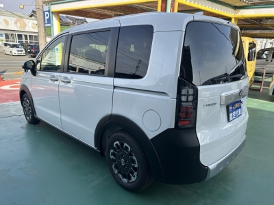 新型フリード(ホンダ)登録済未使用車 後方