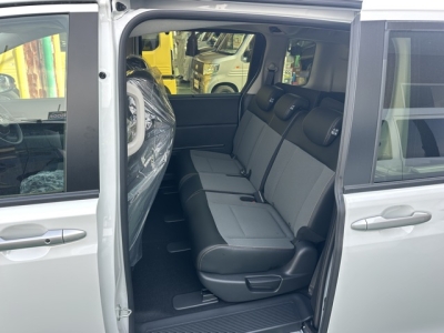 新型フリード(ホンダ)登録済未使用車 後席内装