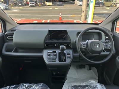 新型フリード(ホンダ)登録済未使用車 後席から見た前席