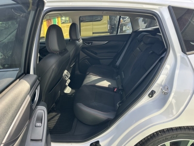 レヴォーグ(スバル)中古車 後席内装