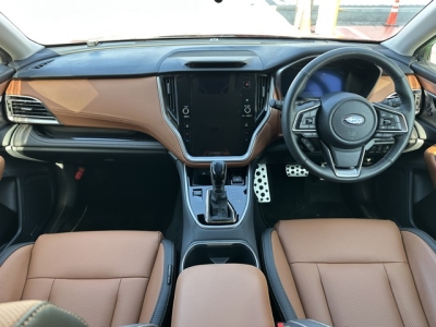 レガシィアウトバック(スバル)中古車 後席から見た前席