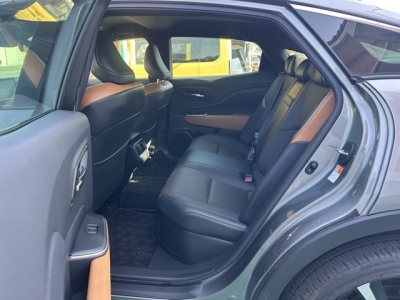 クラウンクロスオーバー(トヨタ)中古車 後席内装