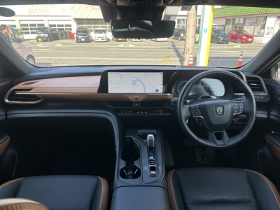 クラウンクロスオーバー(トヨタ)中古車 後席から見た前席