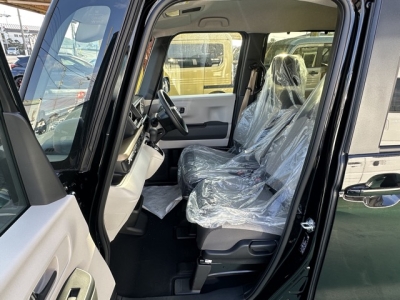 新型N-BOX(ホンダ)届出済未使用車 前席内装