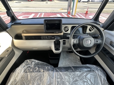 新型N-BOX(ホンダ)届出済未使用車 後席から見た前席