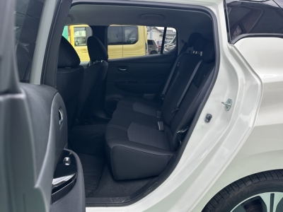 リーフ(ニッサン)中古車 後席内装