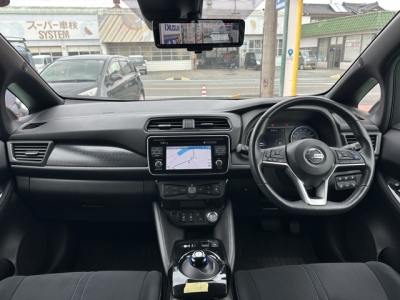 リーフ(ニッサン)中古車 後席から見た前席