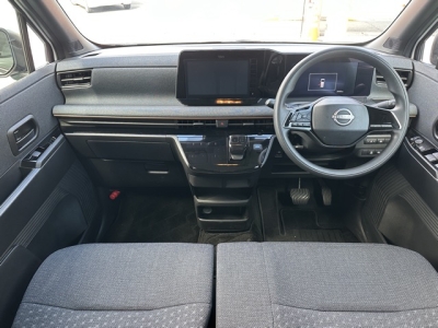 サクラ(ニッサン)中古車 後席から見た前席