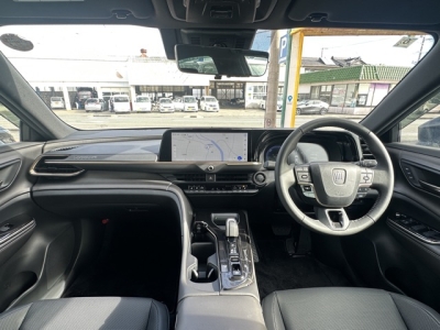 クラウンクロスオーバー(トヨタ)登録済未使用車 後席から見た前席