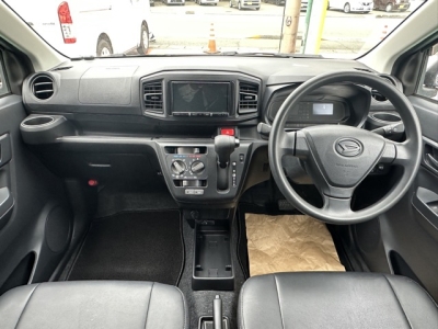 ミライース(ダイハツ)中古車 後席から見た前席