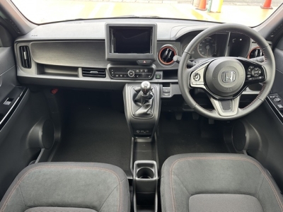 N-ONE(ホンダ)届出済未使用車 後席から見た前席