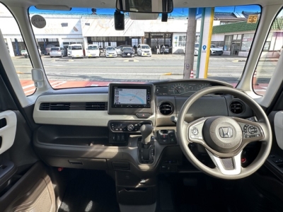 N-BOX(ホンダ)中古車 後席から見た前席