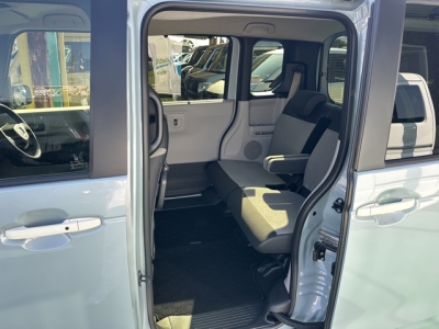 新型N-BOX(ホンダ)届出済未使用車 後席内装
