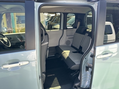 新型N-BOX(ホンダ)届出済未使用車 後席内装