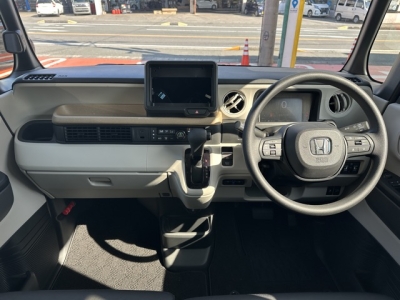 新型N-BOX(ホンダ)届出済未使用車 後席から見た前席