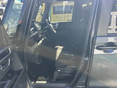 N-BOXカスタム(ホンダ)中古車 前席内装